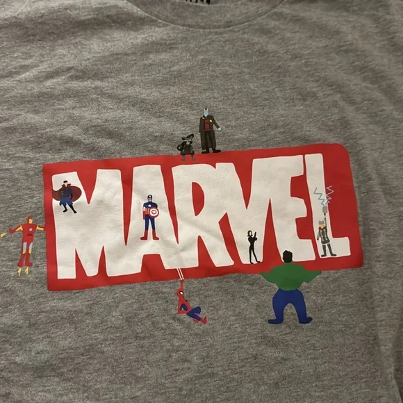 Uniqlo Marvel Women’s shirt in gray - Picture 4 of 6